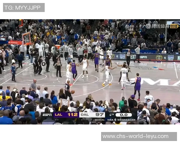 戴维斯领衔湖人对决热火球队争夺季后赛席位的精彩对抗